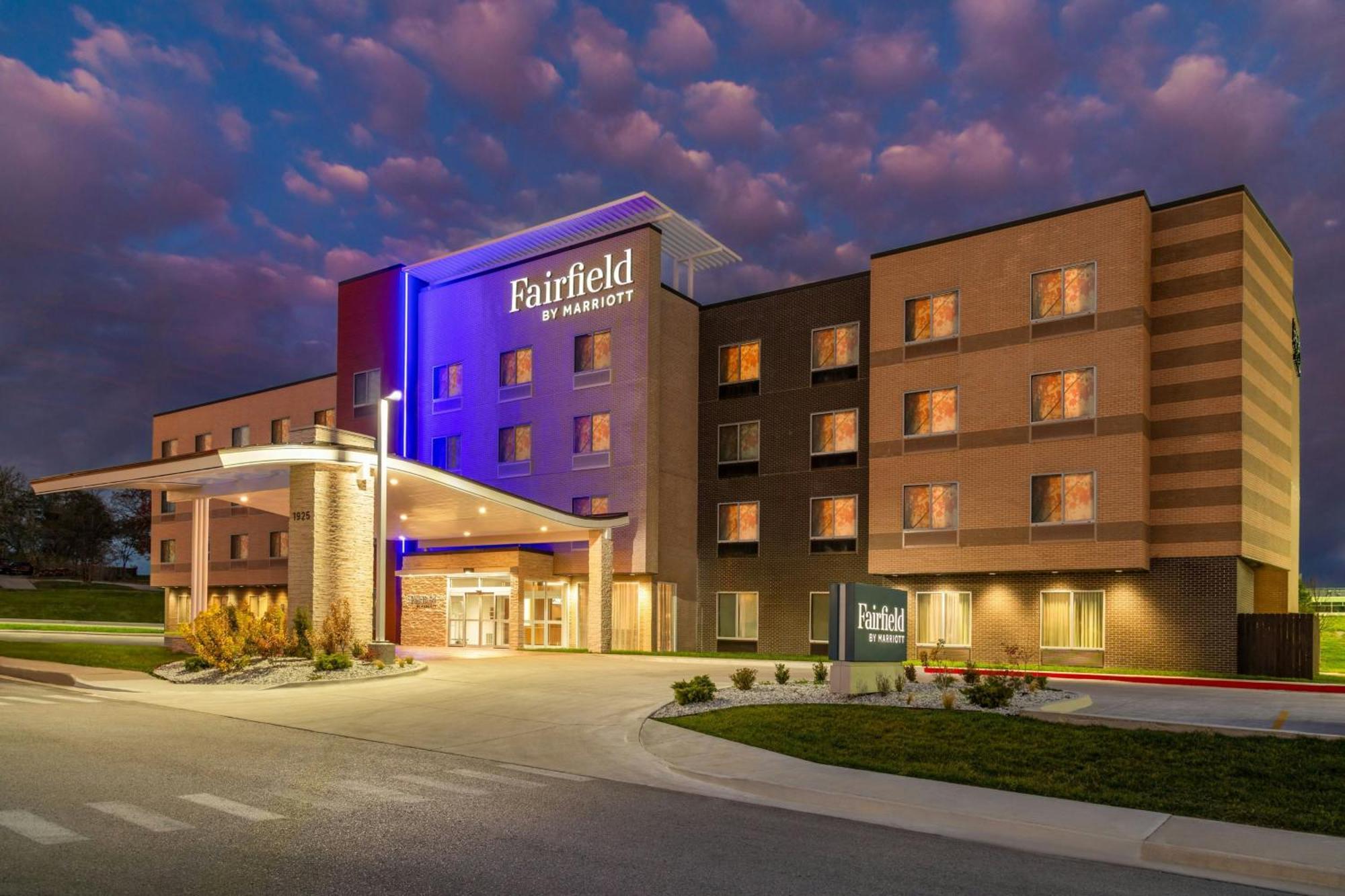 Fairfield By Marriott Inn & Suites Kansas City At The Legends Экстерьер фото